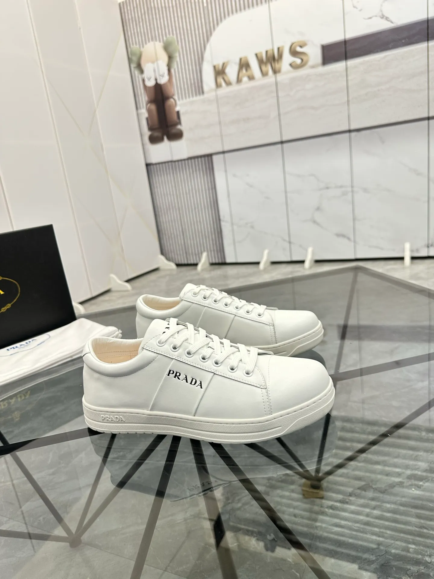 Men's shoes: 💰P400¥ Product trademark: Prada *"Prada*" low-top casual shoes Regular size: 38-44 (can be customized to 45) Product materials: imported cowhide upper, sheepskin lining, original outsole. Number: 020